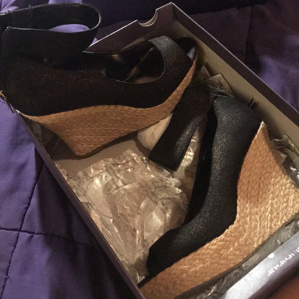 Black wedges